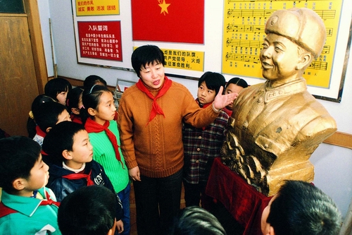 1 学雷锋创十佳树新风.jpg